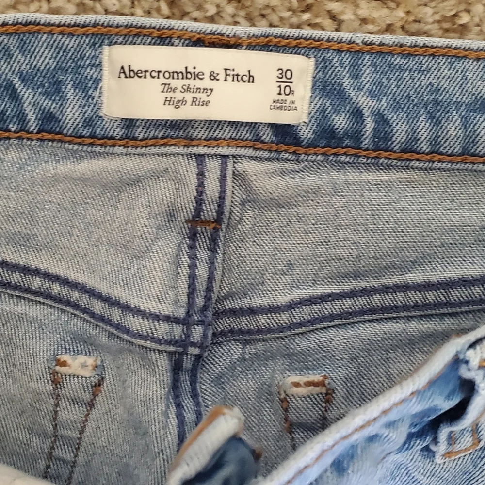 Distressed Abercrombie & Fitch Light Blue High-Rise Skinny Jeans - Picture 4 of 6